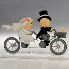 Metalen bruid en bruidegom op de fiets