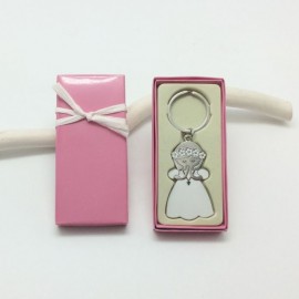 Meisjes sleutelhanger in witte jurk in roze versierd doosje